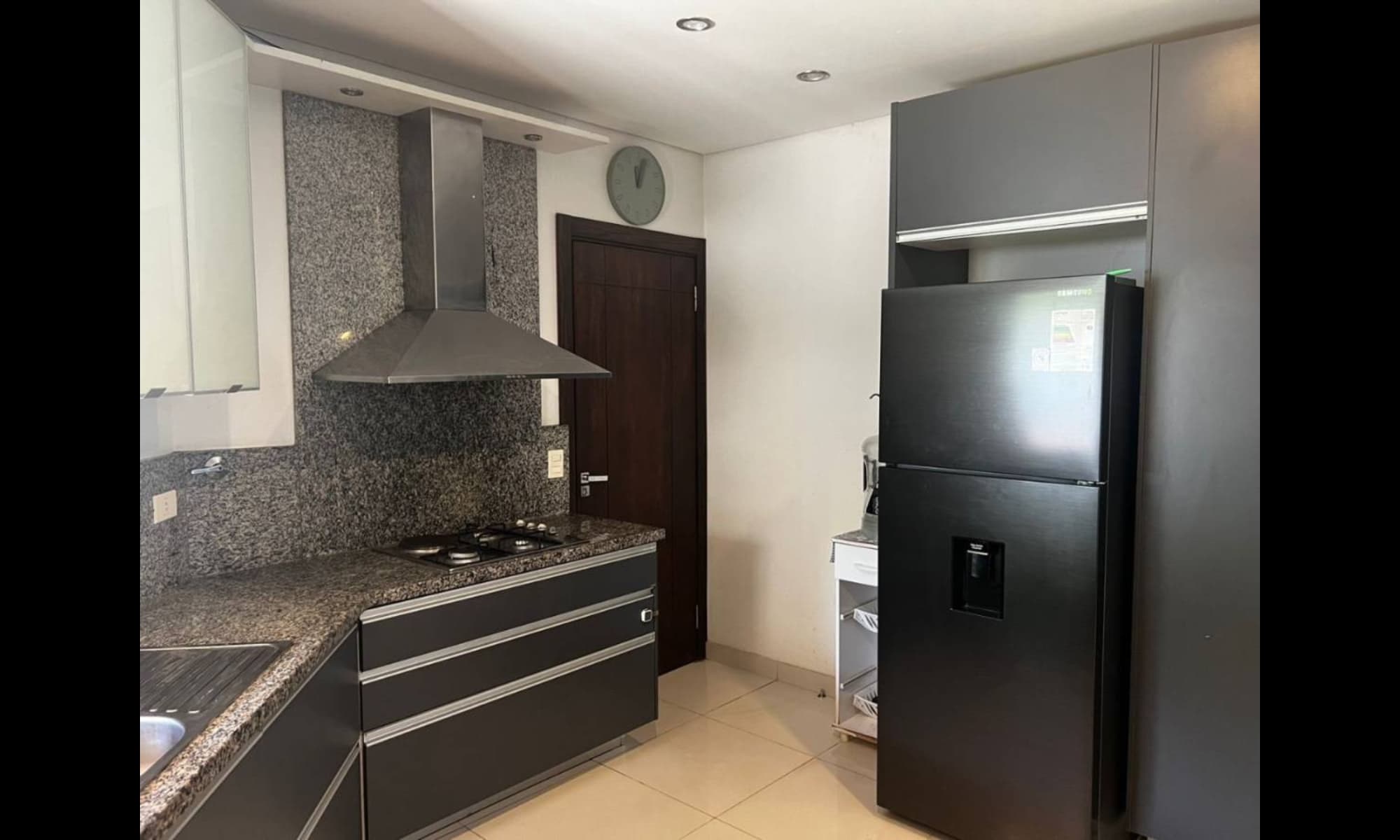 Lujosa Residencia en Lambaré a solo 2 cuadras de Luis Ma. Argaña — foto 2