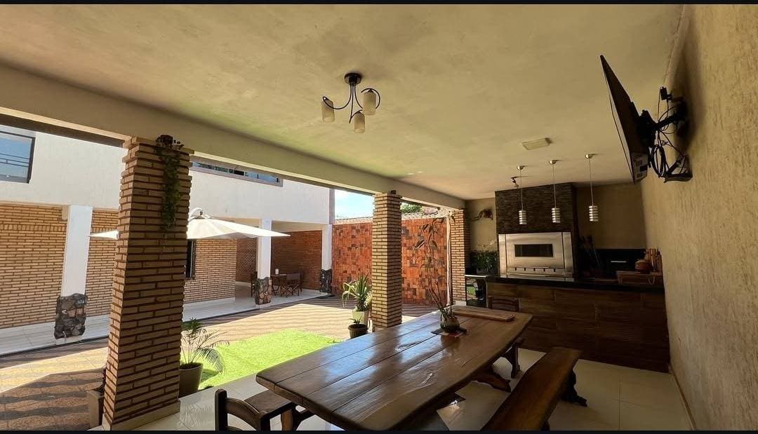 De amplia residencia en San Lorenzo, foto 4