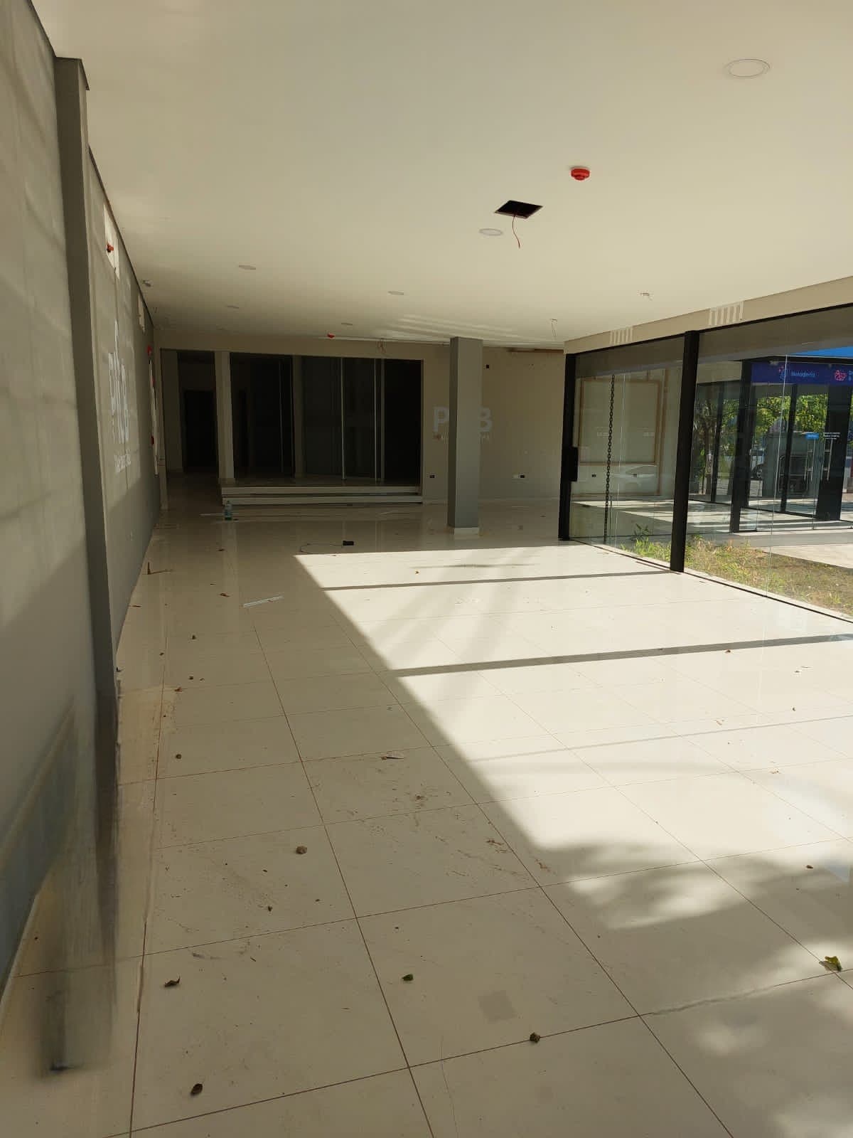Local comercial de 1.200 m2 -600 m2 construidos s/importante avda de asuncion — foto 2