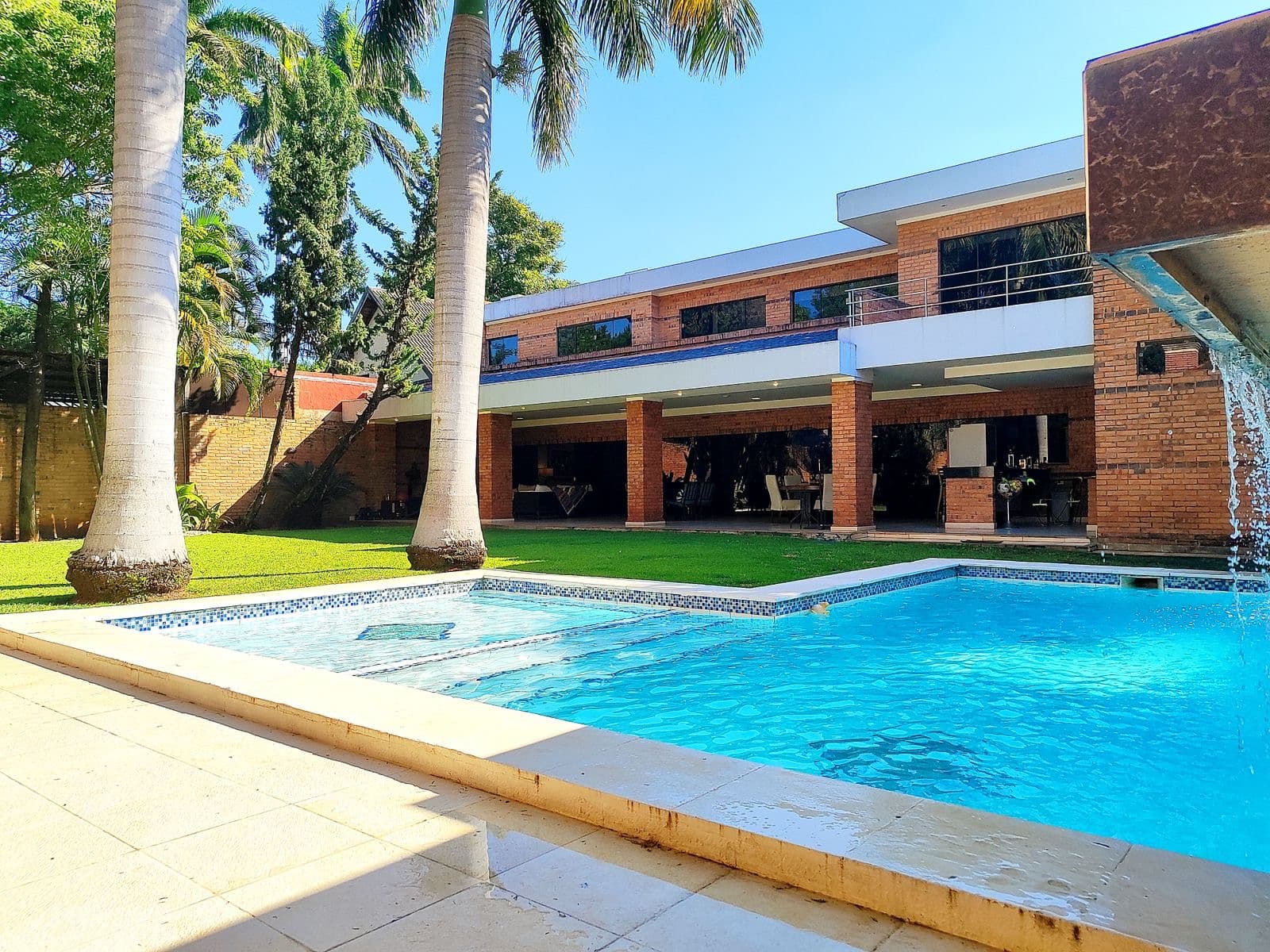 Exclusiva residencia ubicada en el distinguido Barrio Mariscal Estigarribia, foto 2