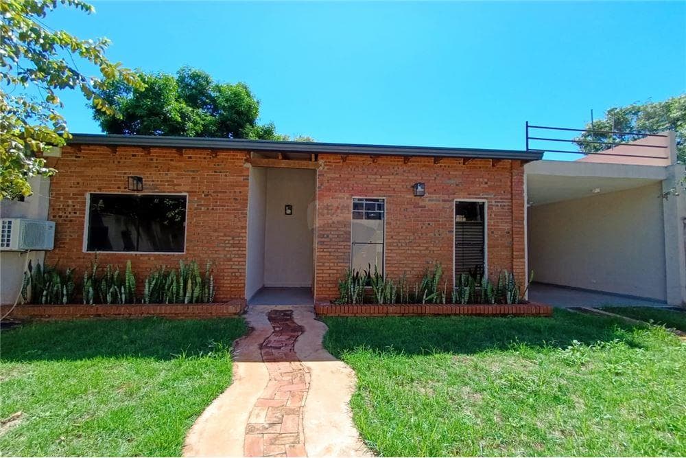 Hermosa casa a estrenar en capiata zona palacio