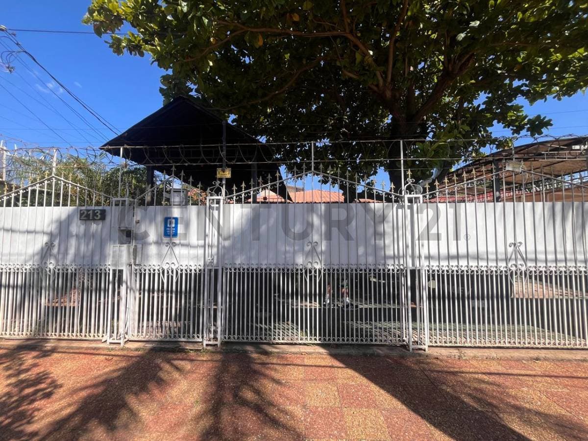 Residencia familiar con excelente ubicación en Loma Pyta