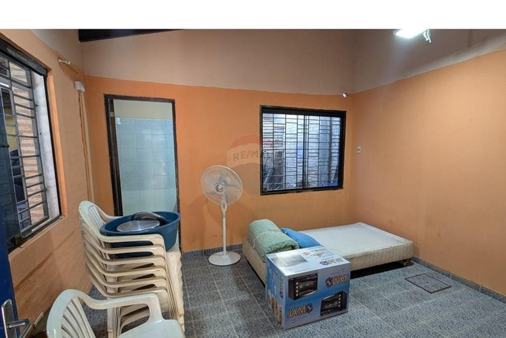 En venta amplia vivienda con salon comercial, foto 2