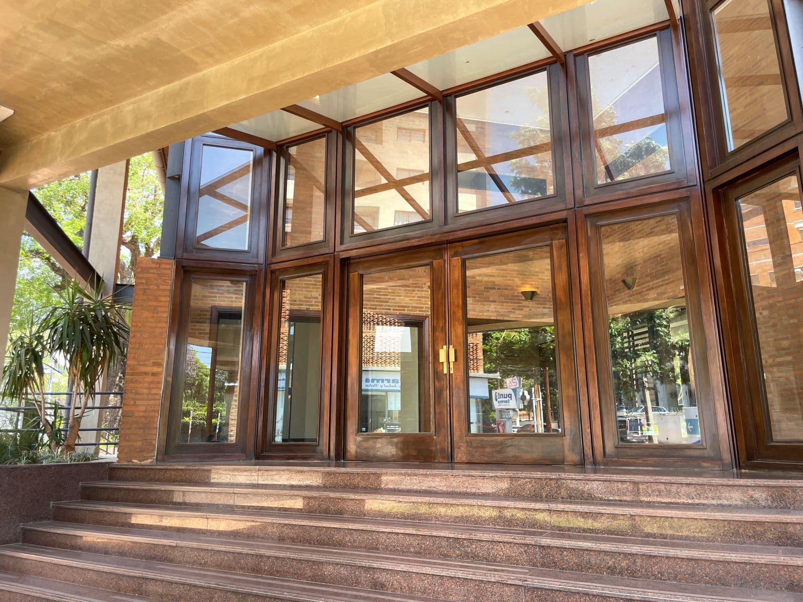 Alquilá un edificio icónico sobre avda. España