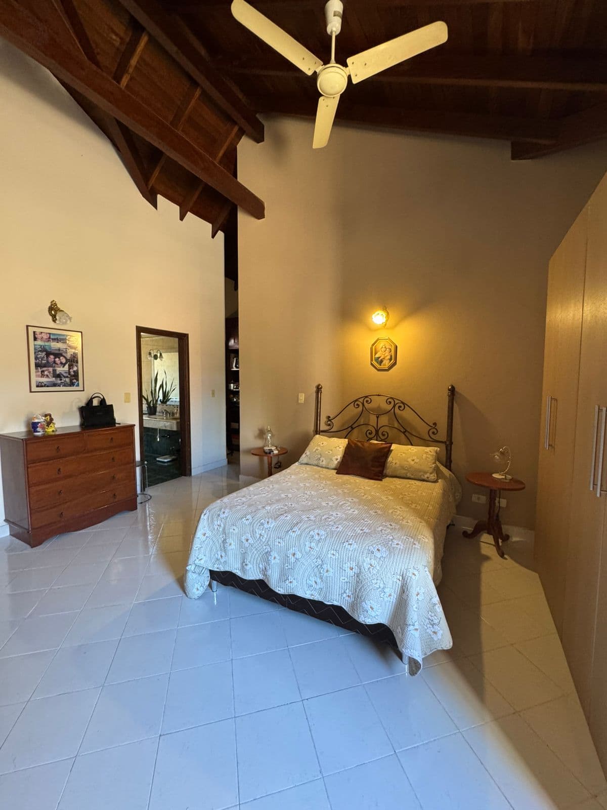 Hermosa Casa Sólida de 409 m2 en el Barrio Las Mercedes - CLHO7608124, foto 4