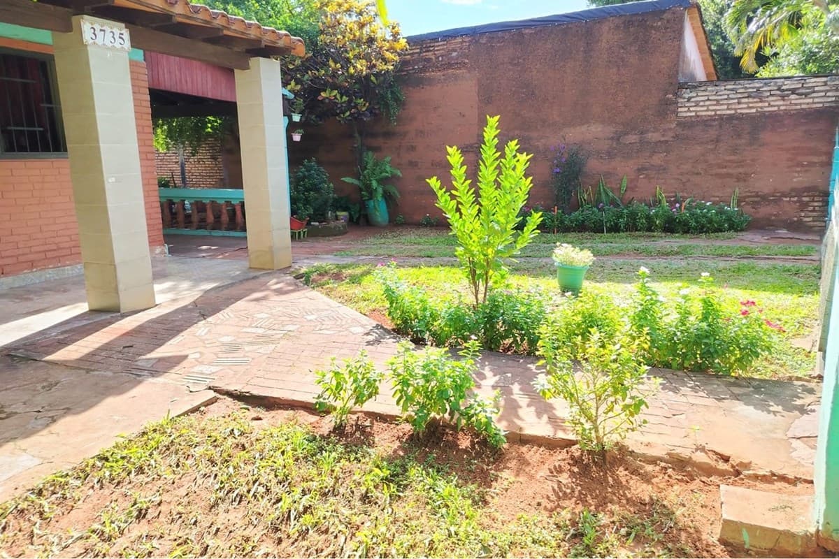 En venta casa a refaccionar en lambare