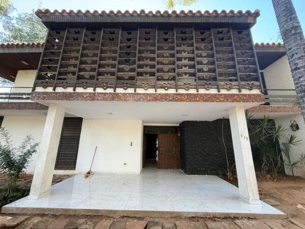 Alquiler o Venta de Casa Amplia – Uso Profesional / Corporativo