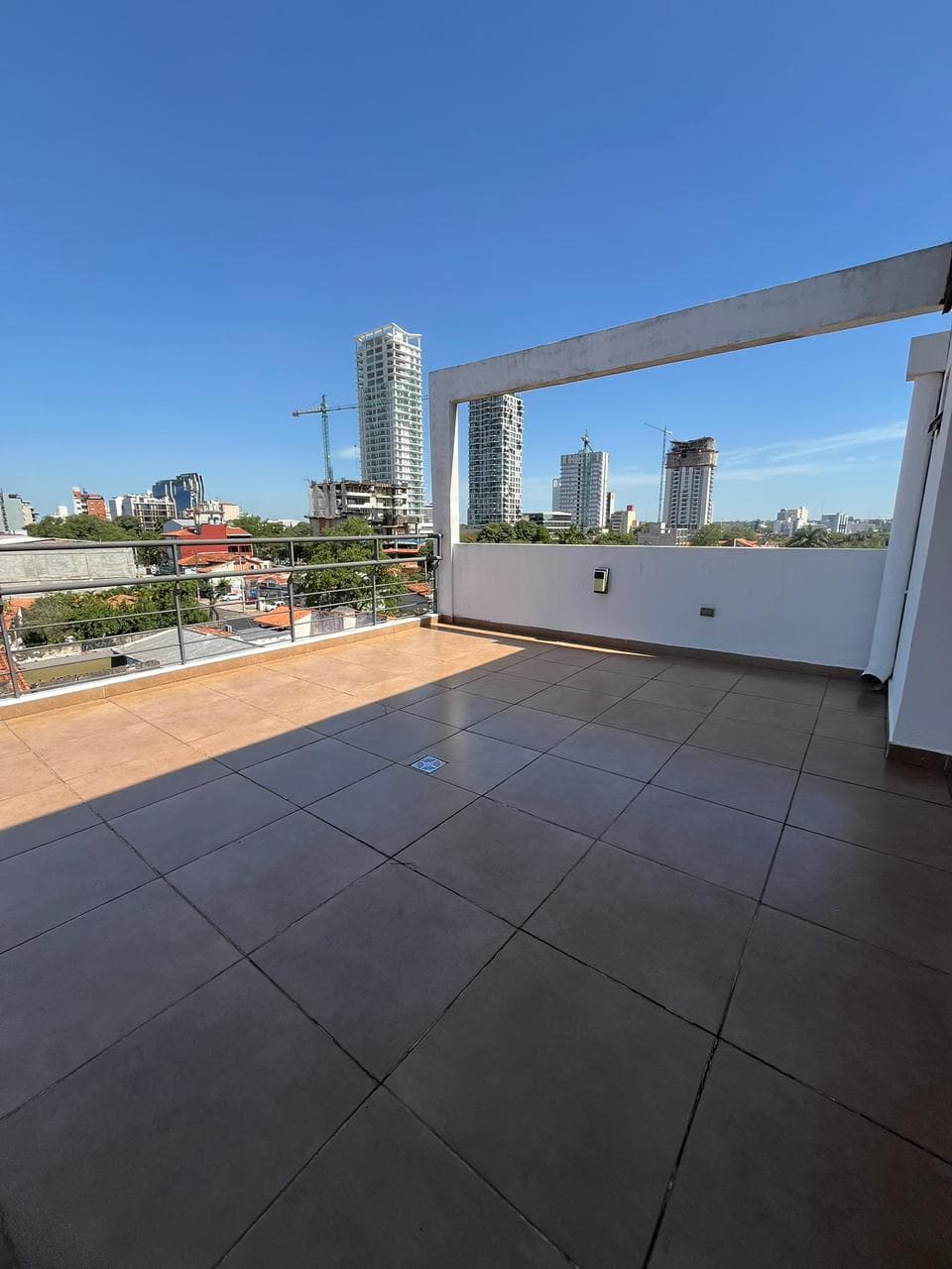 Zona bcp en venta departamento de dos dormitorios en doble altura — foto 3
