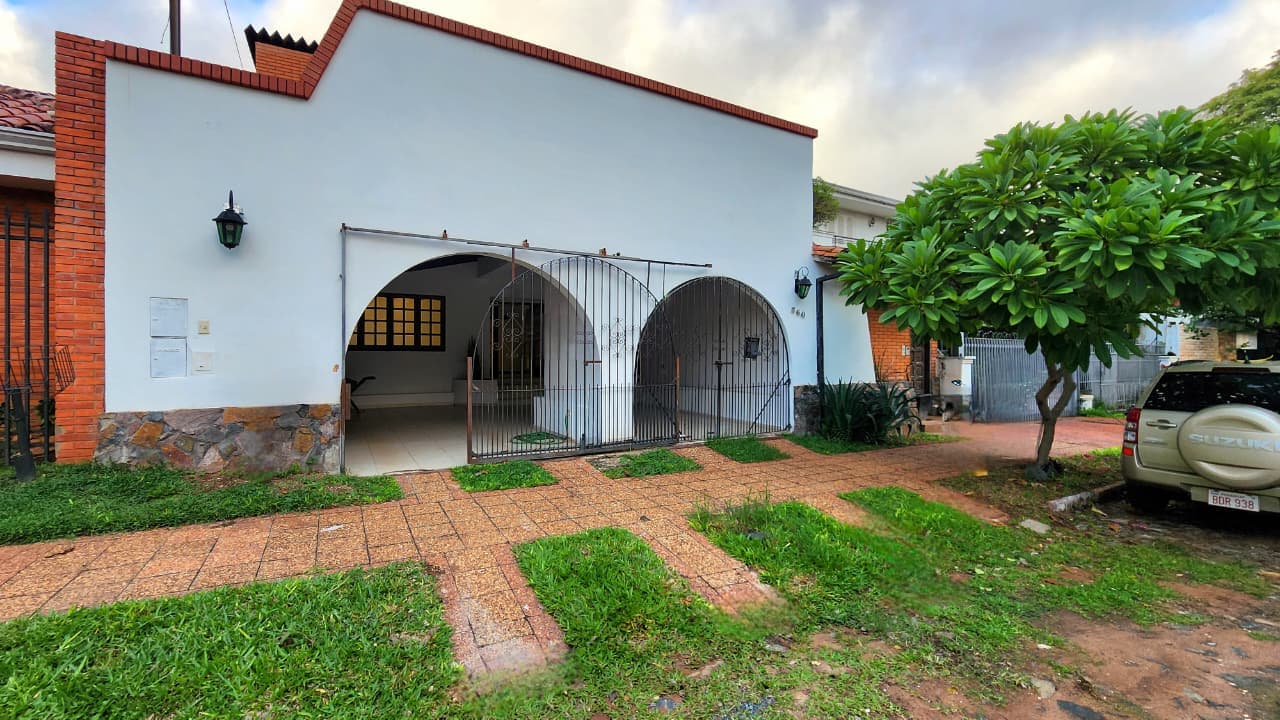 En alquiler hermosa casa con quincho para vivienda u oficina en Manorá, foto 1