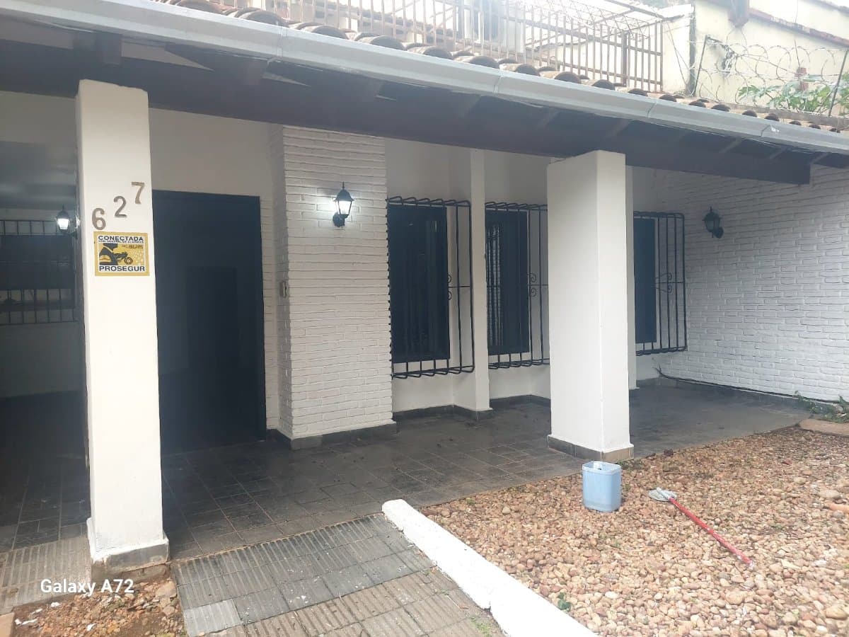 Amplia casa para vivienda u oficina en barrio Jara — foto 1