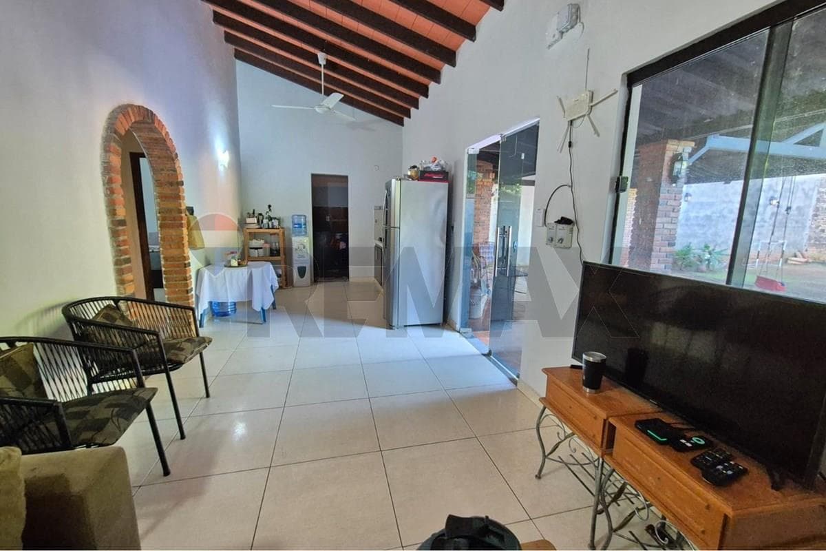 Casa en Esquina de 4 Dormitorios en Luque - A 2 Cuadras de la Municipalidad, foto 1