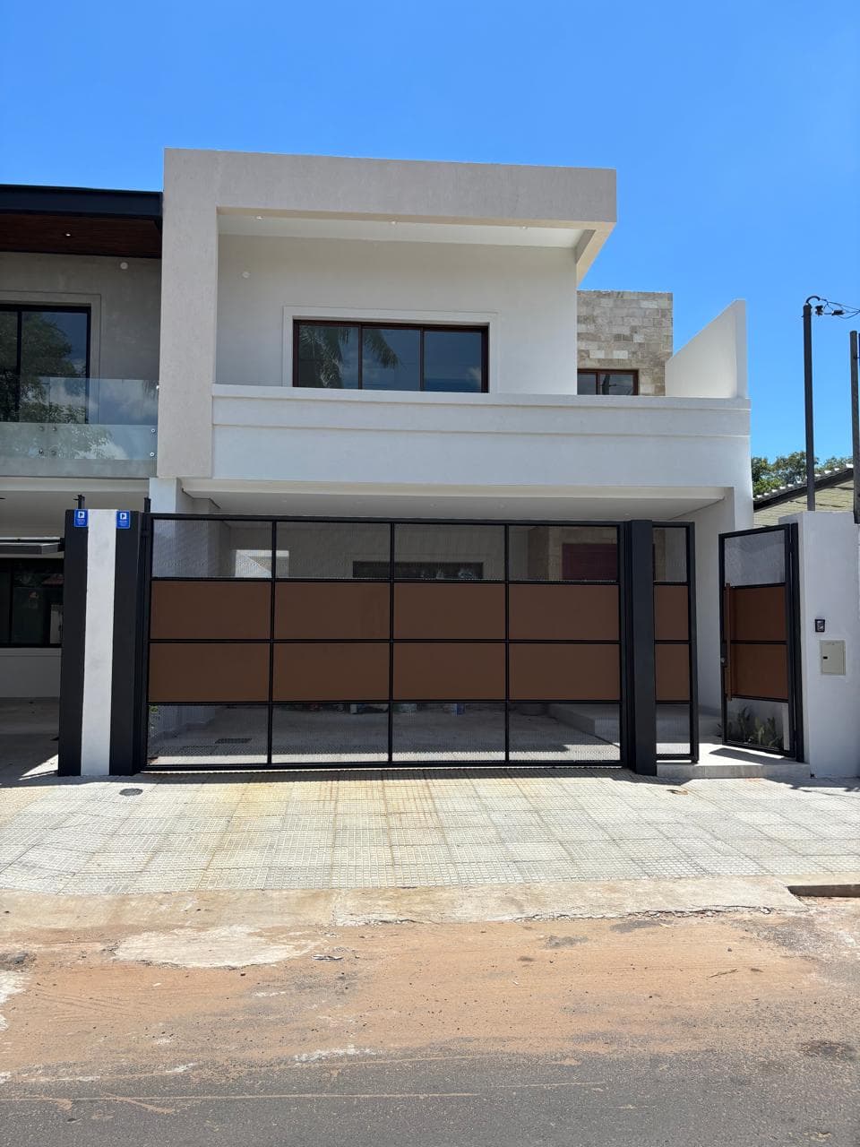 EN ALQUILER - Casa de 3 dormitorios en suite en B° Ykua sati, foto 2