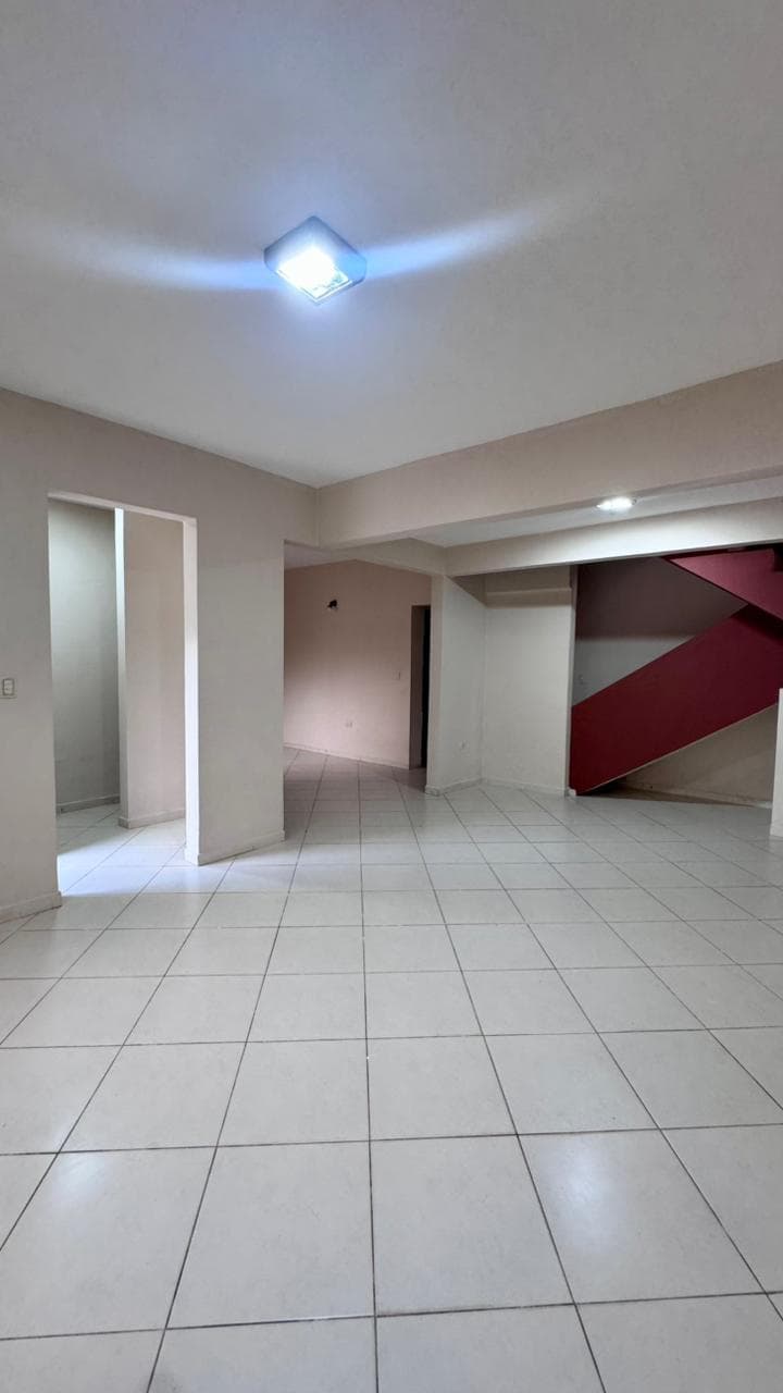 Casa de 360 m2 en Luque, a 10 Minutos del Eje Corporativo - CLHO7791232, foto 4