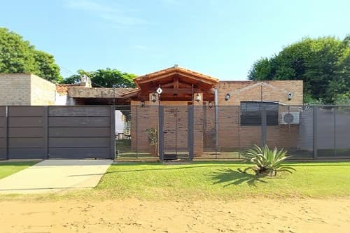 Casa-Venta-Los Pinos entre Brasil y EE.UU, Laurelty, Luque, Central