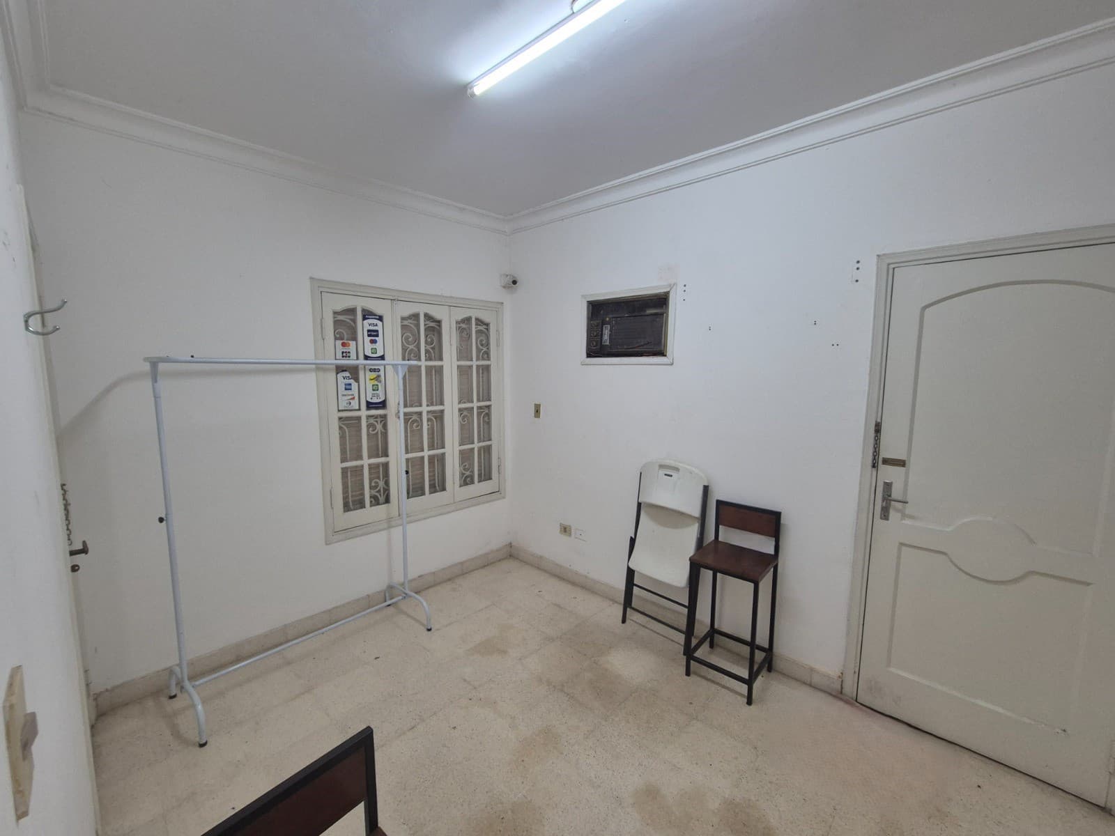 En alquiler amplia casa sobre la Av. Gral. Santos con 20 ambientes, foto 4