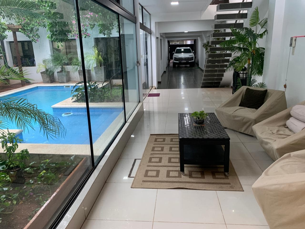 Se vende o alquila exclusiva residencia amoblada con piscina. Bo mcal lópez