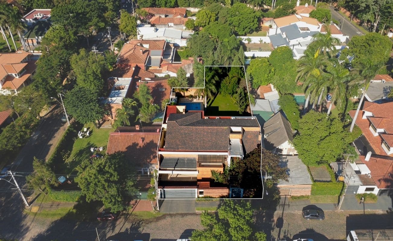 Imponente Mansión de Lujo en B° Mcal Estigarribia 6 Suites, Cine y Piscina