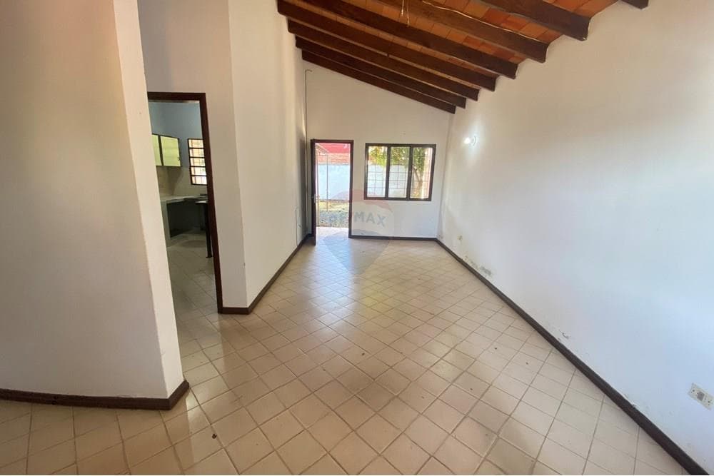 Casa en esquina y sobre asfalto — foto 2