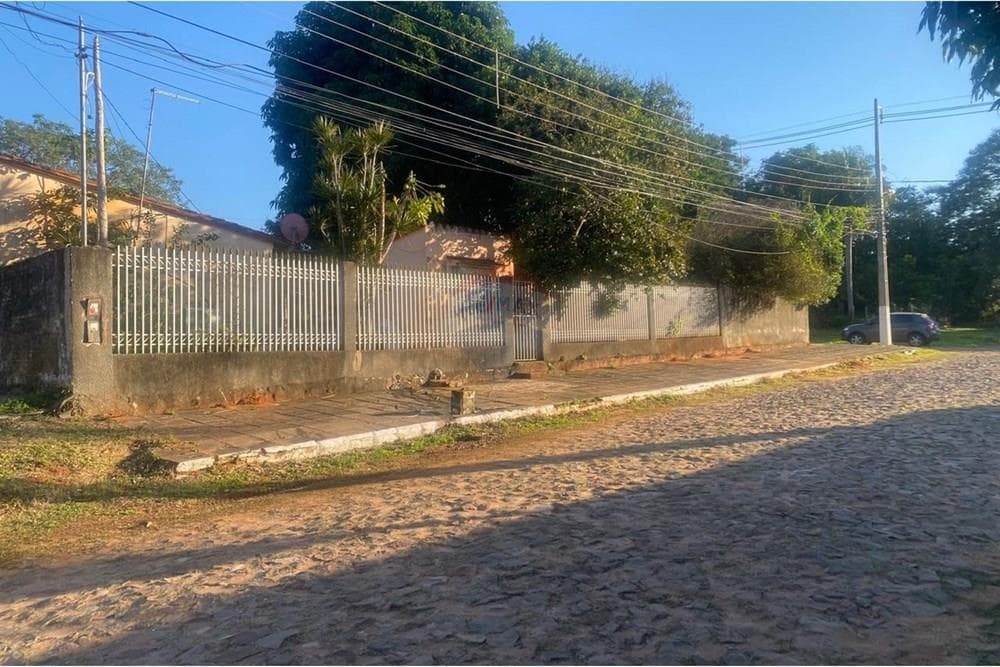 Terreno con casa a demoler en Lambaré