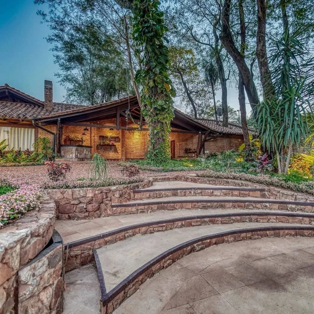 Hermosa residencia de 1.580m2 en barrio Carmelitas