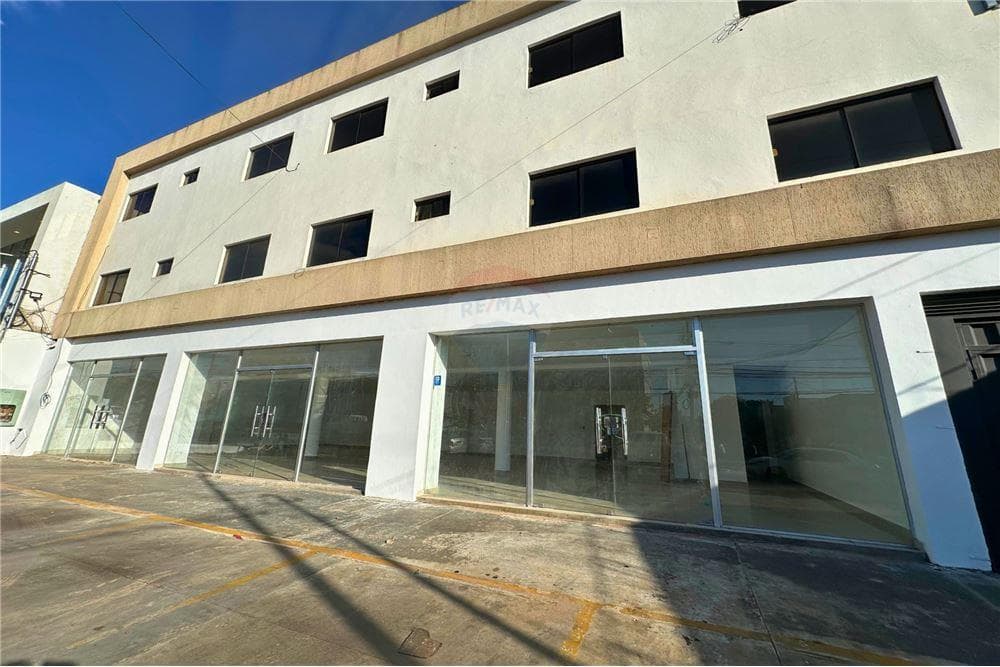 Alquilo amplio salon sobre avenida artigas 189 m2