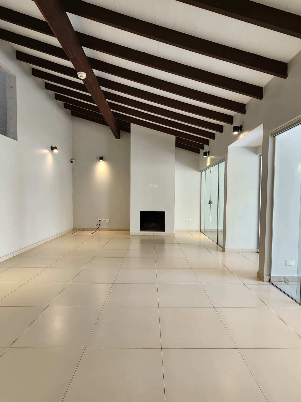 Barrio mburicao, en alquiler hermosa casa con jardín y piscina