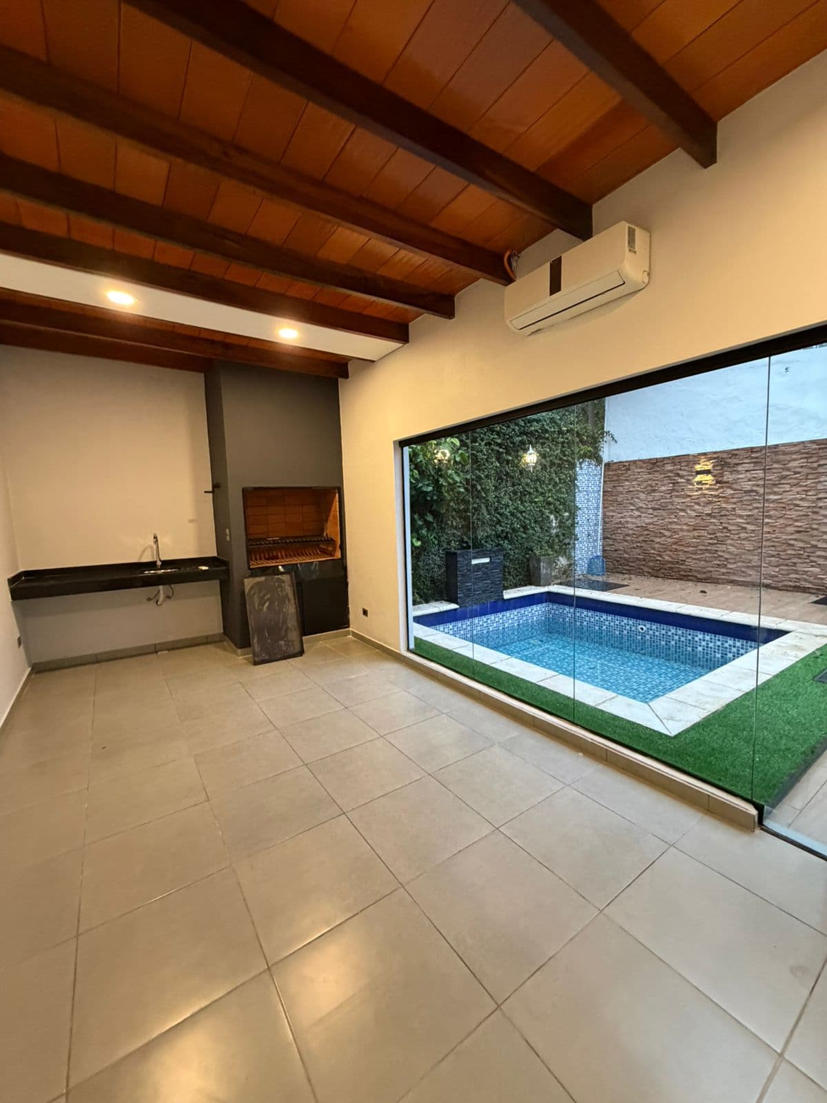 Amplia casa en alquiler con piscina y quincho – Fernando de la Mora zona sur