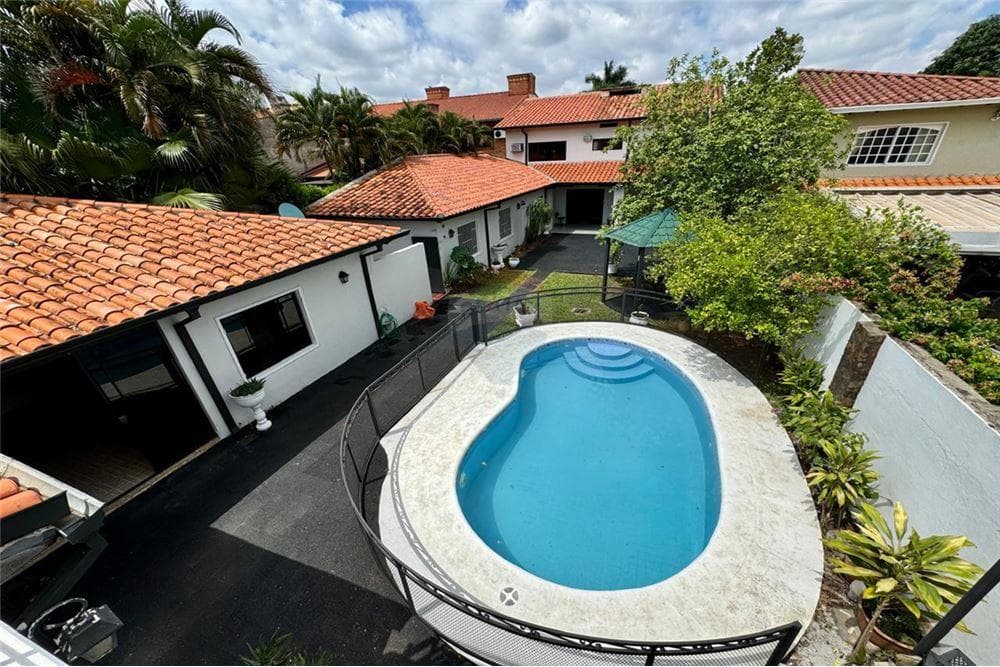 casa en barrio Mburucuya, foto 5