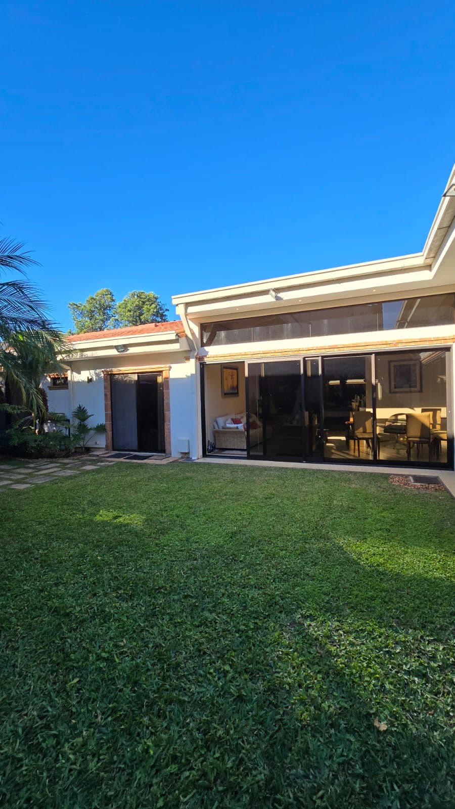 Alquiler | Residencia En Mburicao