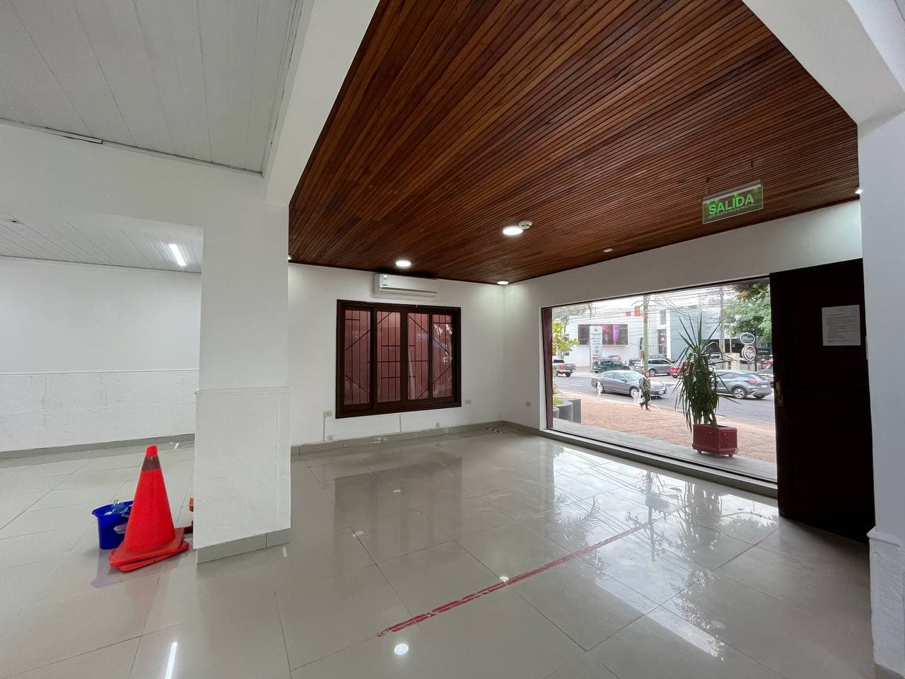 Alquilo salon comercial en planta baja
