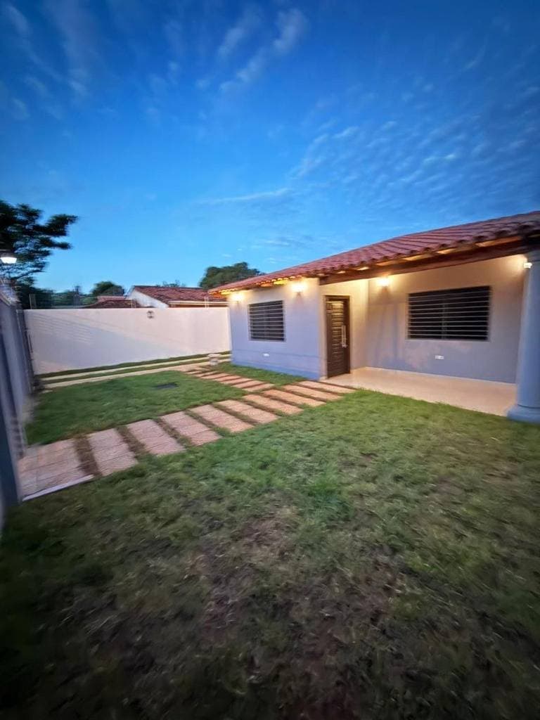 Casa en Venta en Luque, Barrio Primvera, cerca del Palacio de Justicia, foto 2