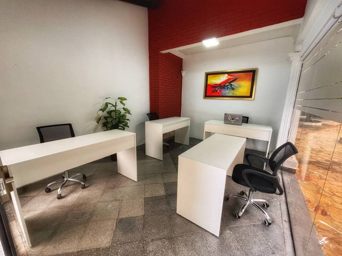 Amplia Oficina Privada En Alquiler En Complejo - ID-40181 — foto 3