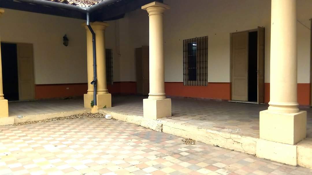 Hermosa Casa En Esquina , Ubicada Sobre La Avda Mcal Lopez Y Eeuu, foto 3