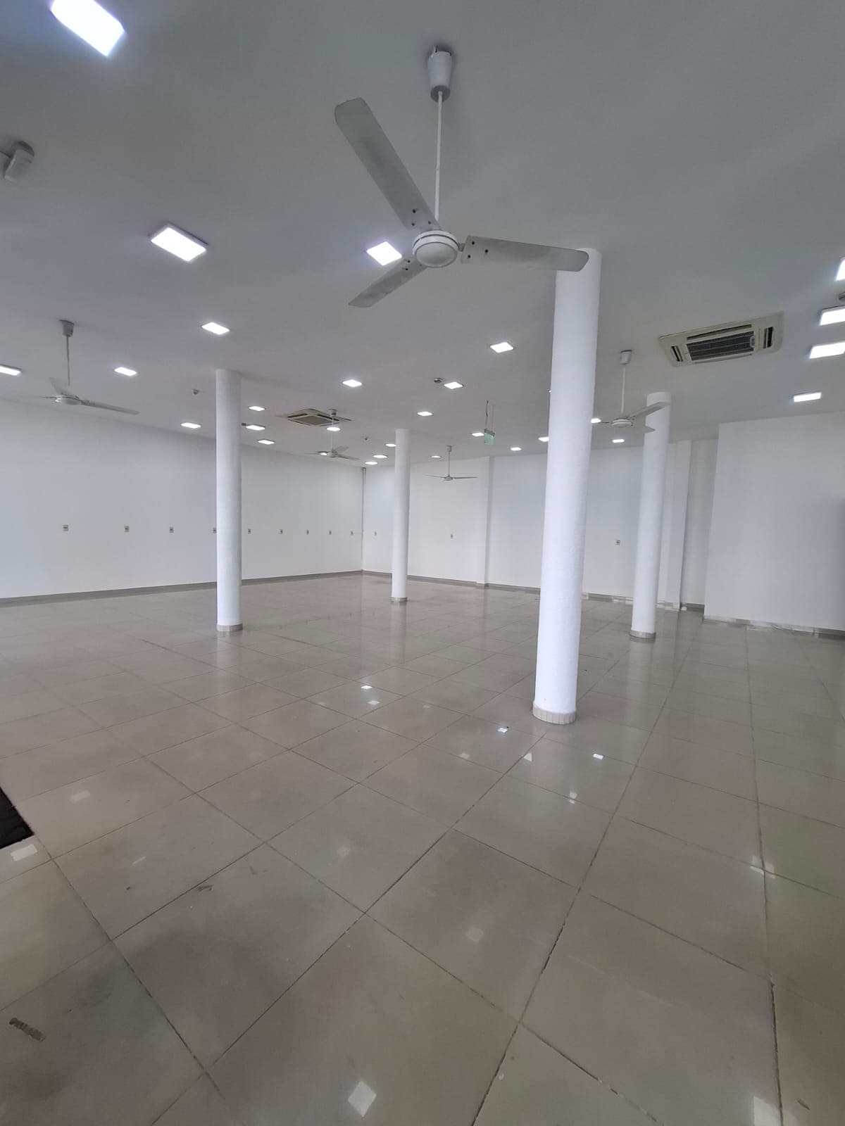 Salón comercial de 2 pisos en el centro de San Lorenzo, foto 5