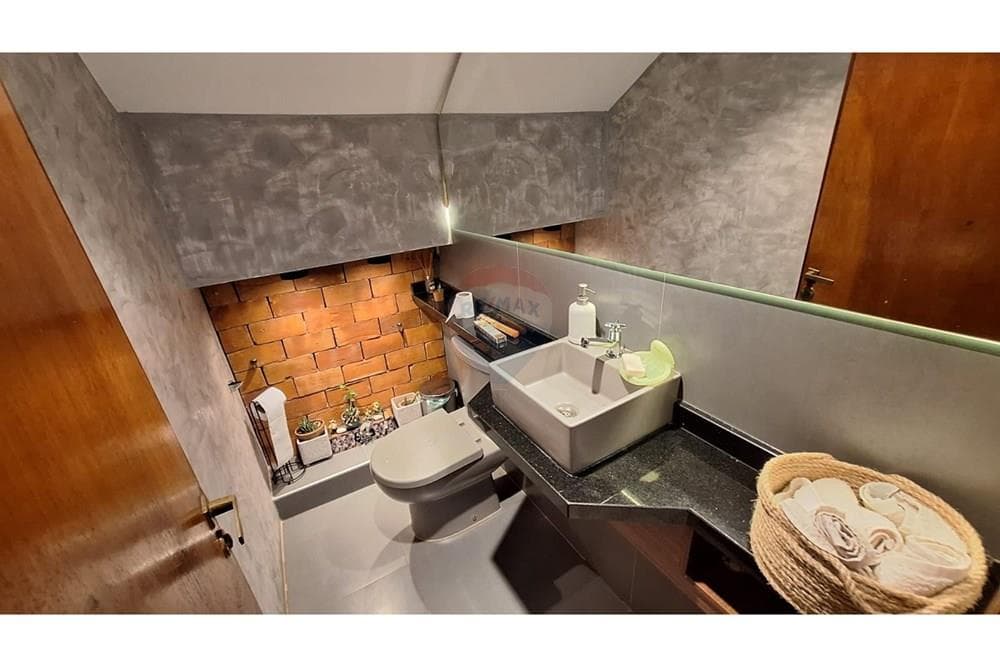 En venta Casa moderna con Piscina y Jardín en Encarnación, foto 5