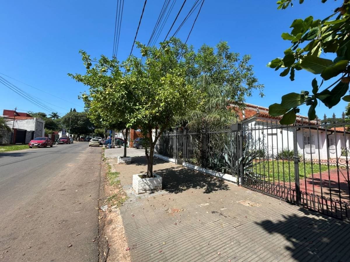 Casa en planta baja en Centro de Luque para vivienda o comercial, foto 2