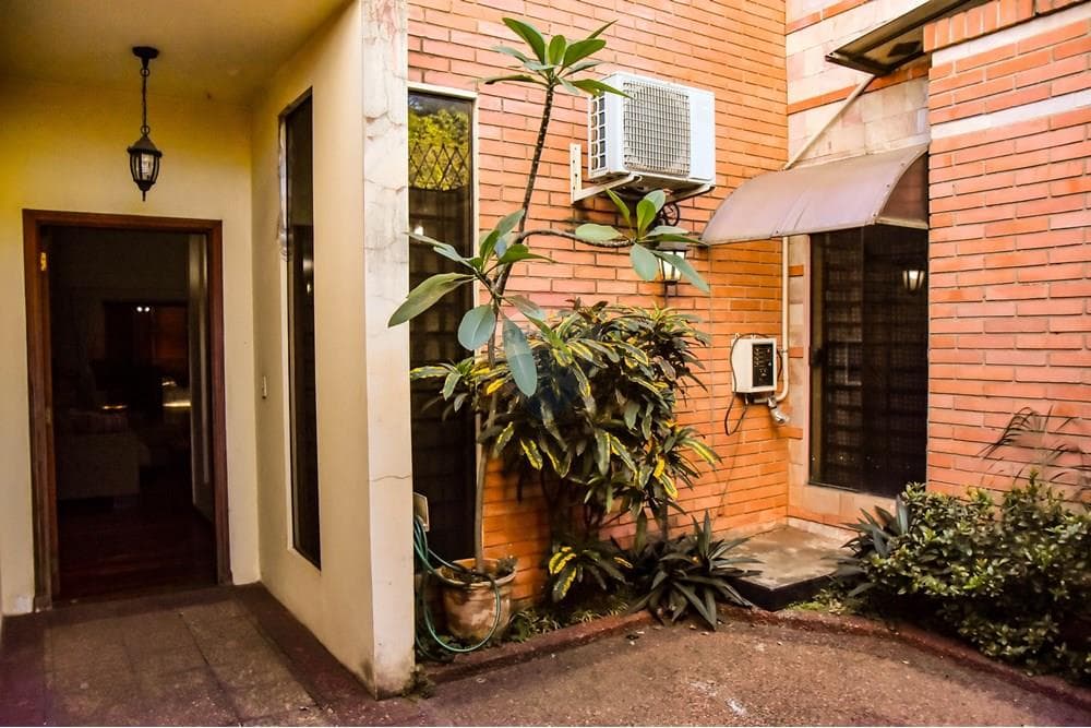 Casa en Mburucuyá: Espacio, Confort, Inversión