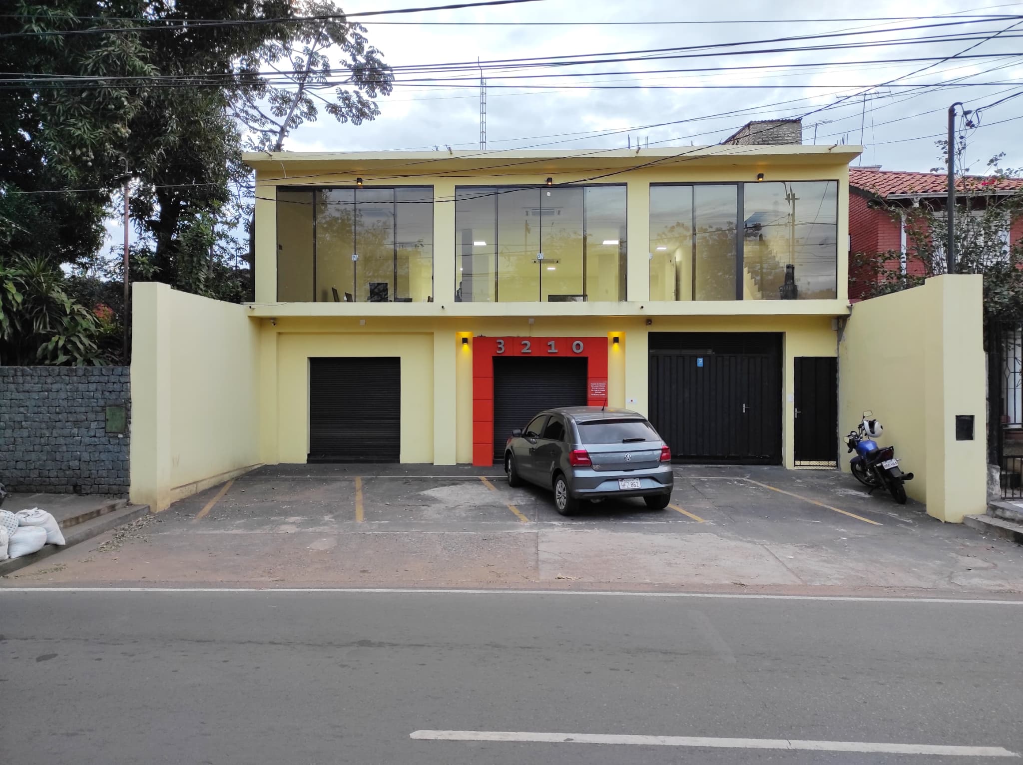 Se alquila amplio salón para uso de oficina o show room, foto 1
