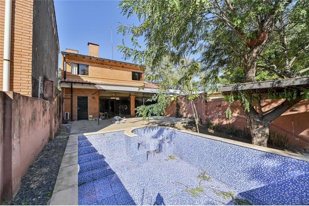 Casa con piscina sobre av. Perón, foto 3