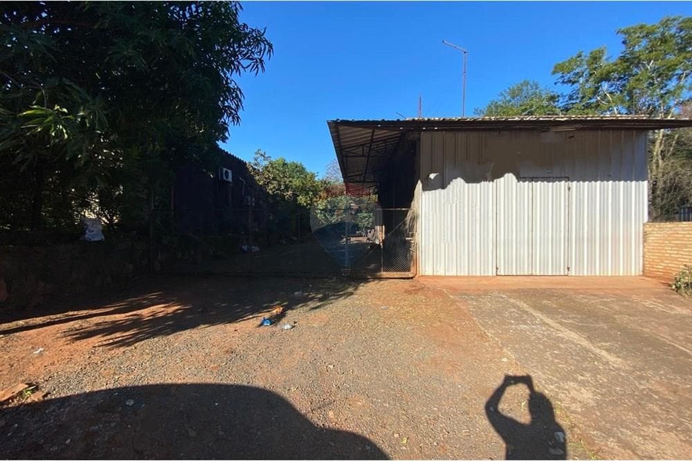 Vendo amplio terreno sobre la avda caaguazu