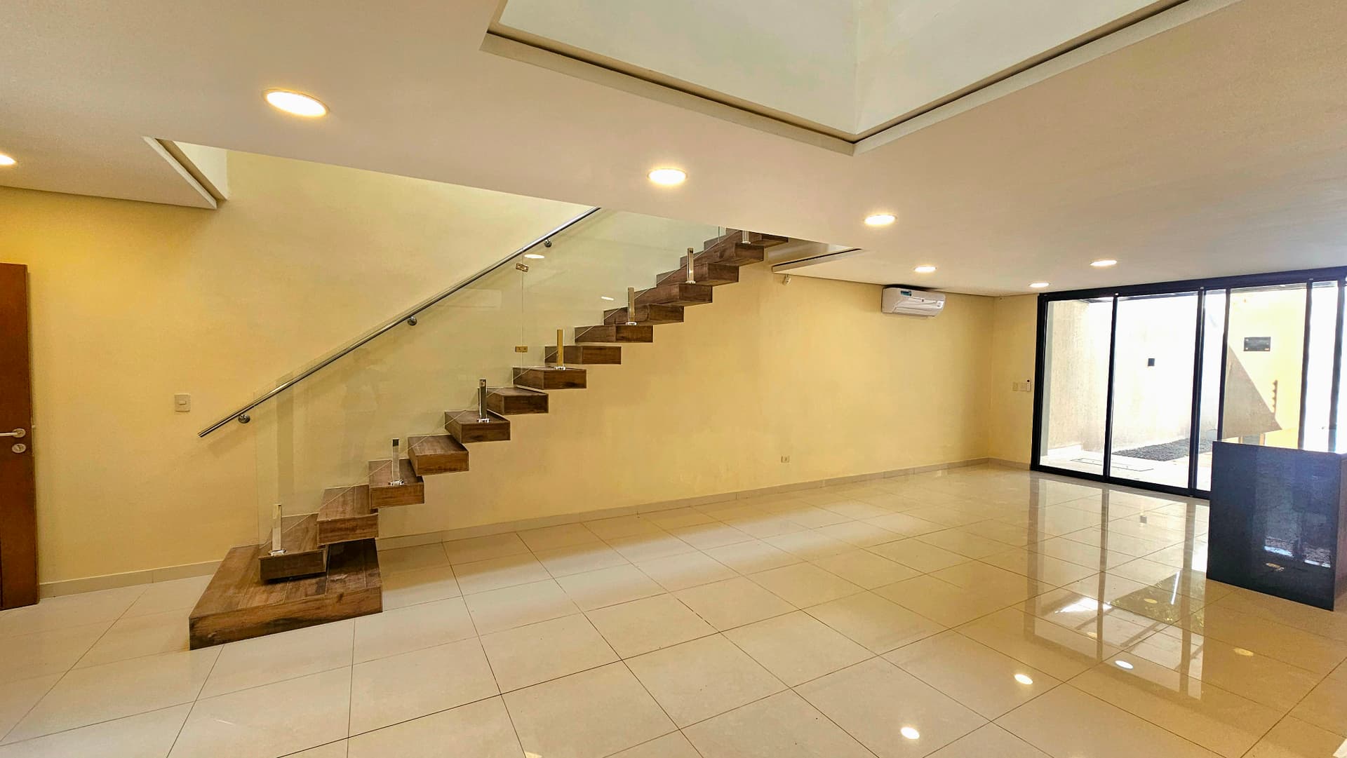 En Venta elegante y sofisticado dúplex zona Conmebol, foto 3