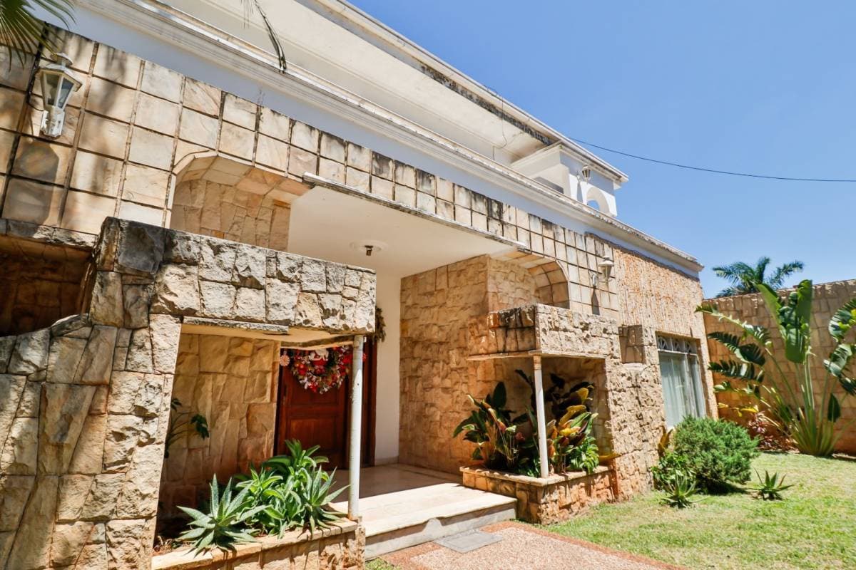 Vendo casa de 7 dormitorios barrio mburicado en zona seminario, Asunción