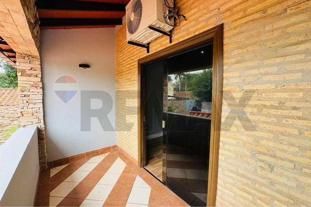 Residencia de dos pisos y piscina - Lambaré, Central, foto 5