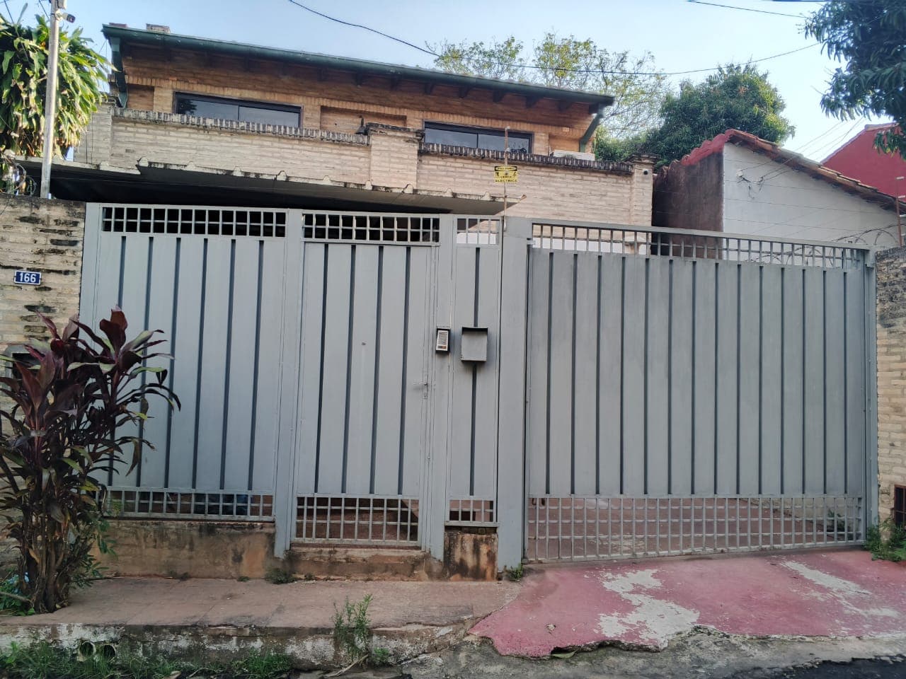 Casa de 2 niveles con amplio terreno y excelente distribución