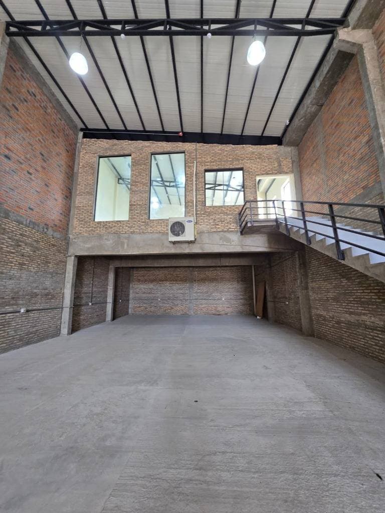 Amplio deposito con oficinas a 200 m de Artigas — foto 4