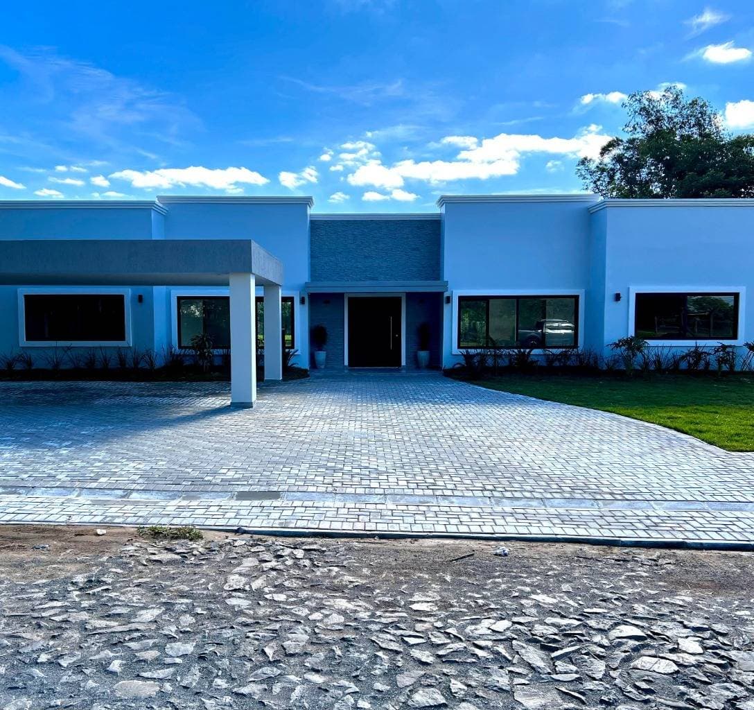 Vendo residencia minimalista a estrenar en el barrio cerrado surubi´i