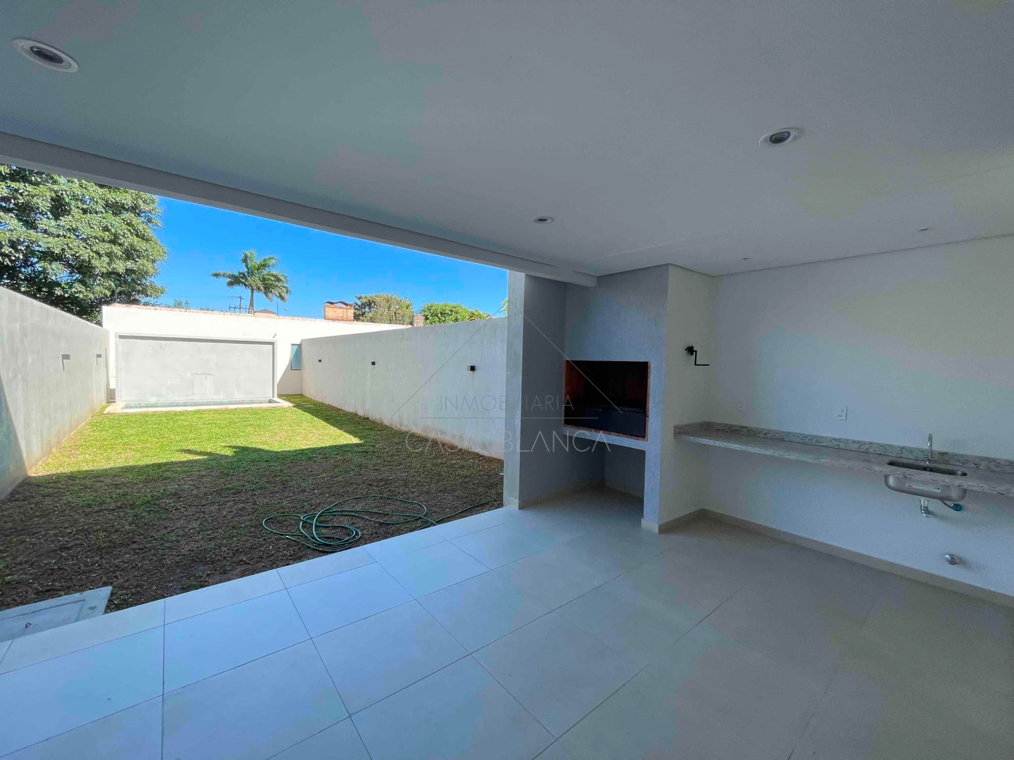 En VENTA y ALQUILER! Vivienda pareada! en Luque / zona Conmebol, foto 2
