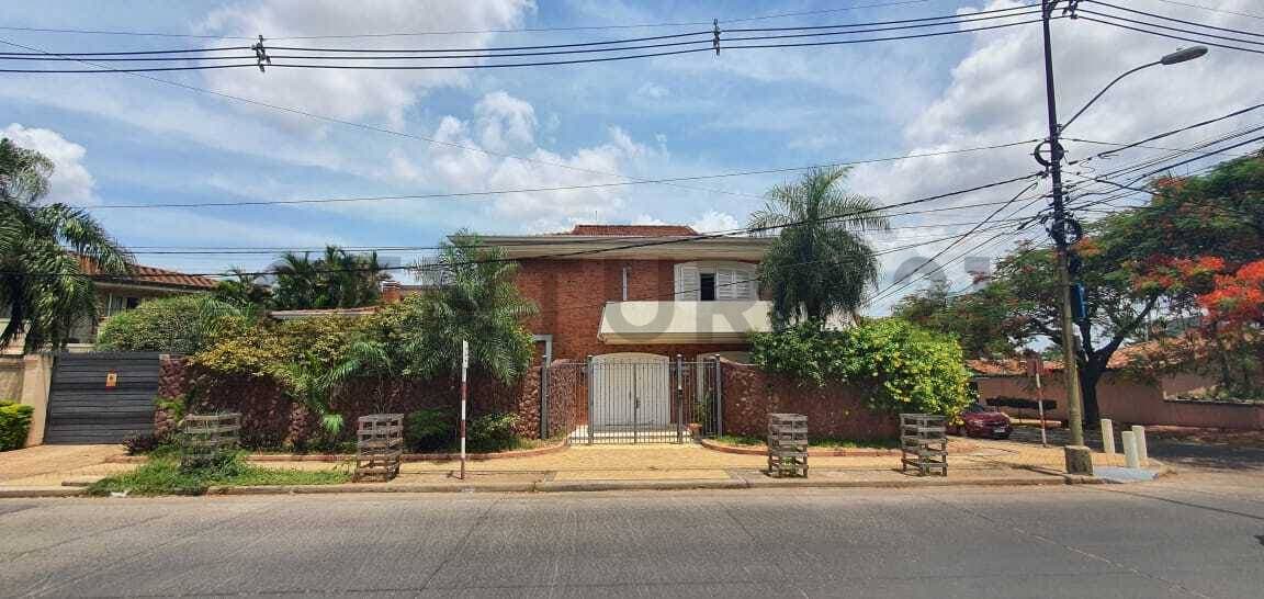 Vendo amplia residencia en barrio Villa Morra