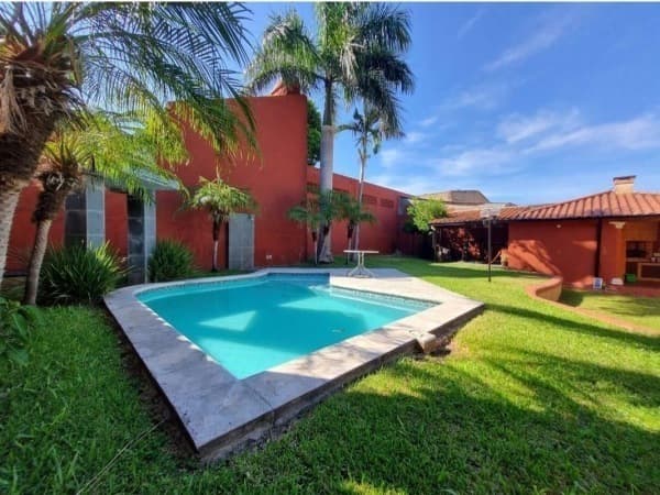 Vendo casa con amplio patio y piscina en barrio san vicente