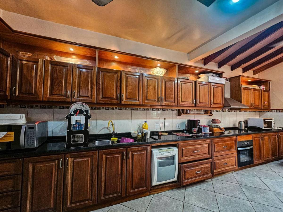 En alquiler hermosa residencia a una cuadra de cacique en lambare, foto 3